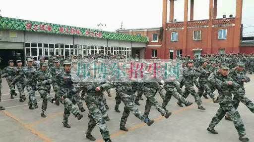 成都翔飛航空職業(yè)技術(shù)學(xué)校軍訓(xùn)匯報(bào)表演