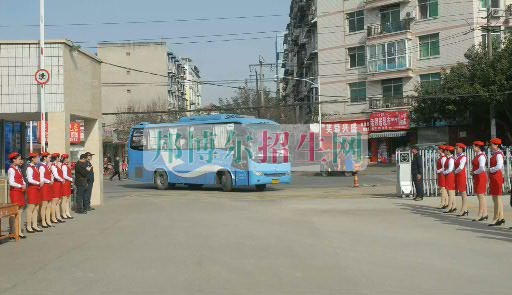 成都翔飛航空職業(yè)技術(shù)學(xué)校軍訓(xùn)匯報(bào)表演