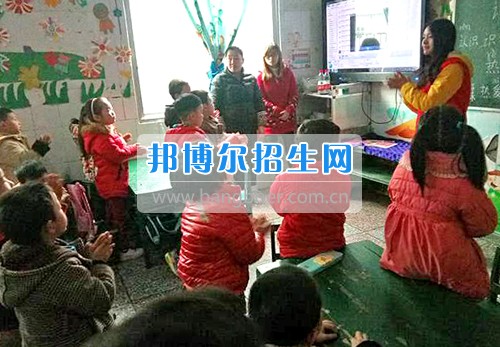 重慶信息技術(shù)職業(yè)學(xué)院青年志愿者深入社區(qū)幼兒園開展2017年支教活動(dòng)