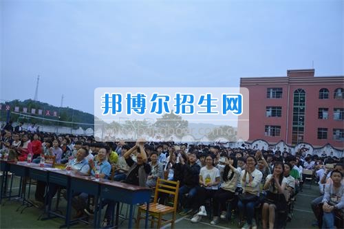 　　我校隆重舉行2017年預備班學生“各展所長，揚帆起航”文藝匯演  　　為了豐富同學們的課余生活，提高同學們的文藝素養(yǎng)，增強班級間的凝聚力和親和力。6月2日晚，我校在球類運動場舉辦了預備班“各展所長，揚帆起航”學生文藝匯演，全體預備班學生和職高部學生共800多名以及20多名教職工觀看了演出。  　　此次文藝匯演的節(jié)目內容形式多樣、內容豐富，激情的開場舞——《GOODBOY》中拉開了帷幕，伴隨著一陣陣掌聲，歌舞、小品、朗誦、相聲等精心準備的22個精彩的節(jié)目為觀眾呈現(xiàn)了一道豐富的視聽盛宴，最后全體師生齊唱的《難忘今宵》把本場文藝匯演推向了高潮，掌聲和歡呼聲此起彼伏，臺上臺下成了一片激情四溢的海洋，本場文藝匯演畫上了圓滿的句號。  　　此次文藝匯演演出的成功舉辦，充分彰顯了我校預備班學生的個性，讓預備班學生充分感受到育才職高的魅力。