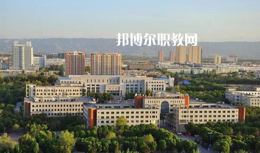 新疆石河子衛(wèi)生學(xué)校2021年有哪些專業(yè)?我們知道同學(xué)們?cè)谶x擇專業(yè)的時(shí)候?qū)嶋H上專業(yè)比學(xué)校更重要，對(duì)于同學(xué)們來說在選擇專業(yè)的時(shí)候是需要慎重的。  新疆石河子衛(wèi)生學(xué)校專業(yè)設(shè)置 學(xué)校設(shè)有：護(hù)理學(xué)、藥劑學(xué)、檢驗(yàn)學(xué)三大專業(yè)。其中護(hù)理學(xué)：有中專和大專兩種，大專為石河子大學(xué)在該校委培專業(yè)，頒發(fā)石河子大學(xué)的畢業(yè)證書。  新疆石河子衛(wèi)生學(xué)校學(xué)校優(yōu)勢(shì) 學(xué)校地址位于石河子市中心位置，旁邊為石河子市人民醫(yī)院(農(nóng)八師石河子市人民醫(yī)院)也是石河子的120急救中心。步行至石河子市游憩廣場只需要10分鐘，學(xué)校地理位置屬于石河子市市中心。交通發(fā)達(dá)。  學(xué)習(xí)優(yōu)勢(shì)：每門課程都有專業(yè)的老師帶教，在每個(gè)假期，都將組織學(xué)生參與臨床見習(xí)，增加學(xué)生的臨床經(jīng)驗(yàn)。  其他優(yōu)勢(shì)：每一位在校生，都可以申請(qǐng)國家貧困助學(xué)金，國家撥款，每人每年1500元，均發(fā)至學(xué)生手上，解決了學(xué)生的基本溫飽問題，為貧困學(xué)生創(chuàng)造了學(xué)習(xí)條件。  另：南疆三地州學(xué)生、農(nóng)村籍學(xué)生、貧困生(非城市、城鎮(zhèn)戶口)可以申請(qǐng)減免學(xué)費(fèi)，每人每年減免2000元，即只需繳納400元，即可上學(xué)，完成貧困學(xué)生學(xué)習(xí)的心愿。學(xué)生可以使用半價(jià)火車票往返，每年4次。  新疆石河子衛(wèi)生學(xué)校學(xué)校榮譽(yù) 學(xué)校以治校嚴(yán)謹(jǐn)，講求質(zhì)量，辦學(xué)成績斐然而著稱。多年來被石河子市評(píng)為“精神文明先進(jìn)單位”、“民族團(tuán)結(jié)先進(jìn)單位”、“衛(wèi)生綠化先進(jìn)單位”、“綜合治理先進(jìn)單位”、“招生先進(jìn)集體”，“德育教育先進(jìn)學(xué)校”。 2000年通過兵團(tuán)《中等醫(yī)學(xué)主要專業(yè)設(shè)置》評(píng)估;2003年通過兵團(tuán)《中等職業(yè)學(xué)校合格評(píng)估》;2002年被國家教育部首批確定為“全國護(hù)理專業(yè)示范點(diǎn)學(xué)校”;2003年教育部評(píng)估為“全國重點(diǎn)中等職業(yè)學(xué)校”;2004年教育部確定為全國“護(hù)理專業(yè)領(lǐng)域技能型人才培養(yǎng)培訓(xùn)基地”，同時(shí)，被國家教育部列為“全國衛(wèi)生職業(yè)教學(xué)模式研究課題組學(xué)校”、“面向二十一世紀(jì)全國衛(wèi)生職業(yè)學(xué)校系列教改教材編輯委員會(huì)”學(xué)校. 2005年4月，參加“全國護(hù)理教學(xué)改革成果展示賽”榮獲團(tuán)體“二等獎(jiǎng)”和“組織獎(jiǎng)”。2005年12月被教育教育部評(píng)為“全國護(hù)理教學(xué)改革先進(jìn)學(xué)校”。  小編為同學(xué)們整理好了學(xué)校的招生專業(yè)，同學(xué)們可以仔細(xì)的看看，對(duì)于同學(xué)們自己來說選擇一個(gè)適合自己的專業(yè)是非常重要的事情的哦，這樣才能保證后期的就業(yè)的哦。