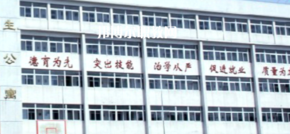 南京市公用事業(yè)技工學(xué)校學(xué)費(fèi)：*********，具體各專業(yè)學(xué)費(fèi)明細(xì)如下，希望對大家有幫助，邦博爾小編整理的南京市公用事業(yè)技工學(xué)校學(xué)費(fèi)信息僅供參考，如有變動(dòng)，以學(xué)校官方最新消息為準(zhǔn)。  一、南京市公用事業(yè)技工學(xué)校學(xué)費(fèi)多少錢(學(xué)費(fèi)明細(xì)) 1、南京市公用事業(yè)技工學(xué)校各專業(yè)學(xué)費(fèi)收費(fèi)標(biāo)準(zhǔn)  2、南京市公用事業(yè)技工學(xué)校住宿費(fèi)標(biāo)準(zhǔn)：500元/學(xué)年  3、南京市公用事業(yè)技工學(xué)校資助政策  學(xué)校嚴(yán)格按物價(jià)局核定的標(biāo)準(zhǔn)收費(fèi)，在校生享受政府免學(xué)費(fèi)政策。符合條件的優(yōu)秀學(xué)生和貧困生，按規(guī)定享受國家勵(lì)志獎(jiǎng)學(xué)金和助學(xué)金。  學(xué)校實(shí)行獎(jiǎng)學(xué)金制度，對比亞迪冠名班，開沃集團(tuán)南京金龍冠名班，天泓冠名班和品學(xué)兼優(yōu)的優(yōu)秀學(xué)生給予獎(jiǎng)勵(lì)。  二、南京市公用事業(yè)技工學(xué)校簡介 多年來，學(xué)校與一百多家企事業(yè)單位建立了用人協(xié)作關(guān)系，為畢業(yè)生建立了暢通的就業(yè)渠道，部分專業(yè)已采用“定單式定向委培”輸送就業(yè)。  2004年以來，每年就業(yè)率始終在98.5%以上，畢業(yè)生就業(yè)去向主要為公交行業(yè)，如南京公交、中北巴士、新城巴士等;  汽車制造行業(yè)，如南京南汽集團(tuán)MG汽車制造公司、南京長安汽車制造公司等;  汽車銷售(4S店)和維修行業(yè)如江蘇天泓汽車服務(wù)有限公司、南京朗馳集團(tuán)有限公司和江蘇省外事旅游汽車公司汽車修理總廠、南京新港汽車維修公司等。